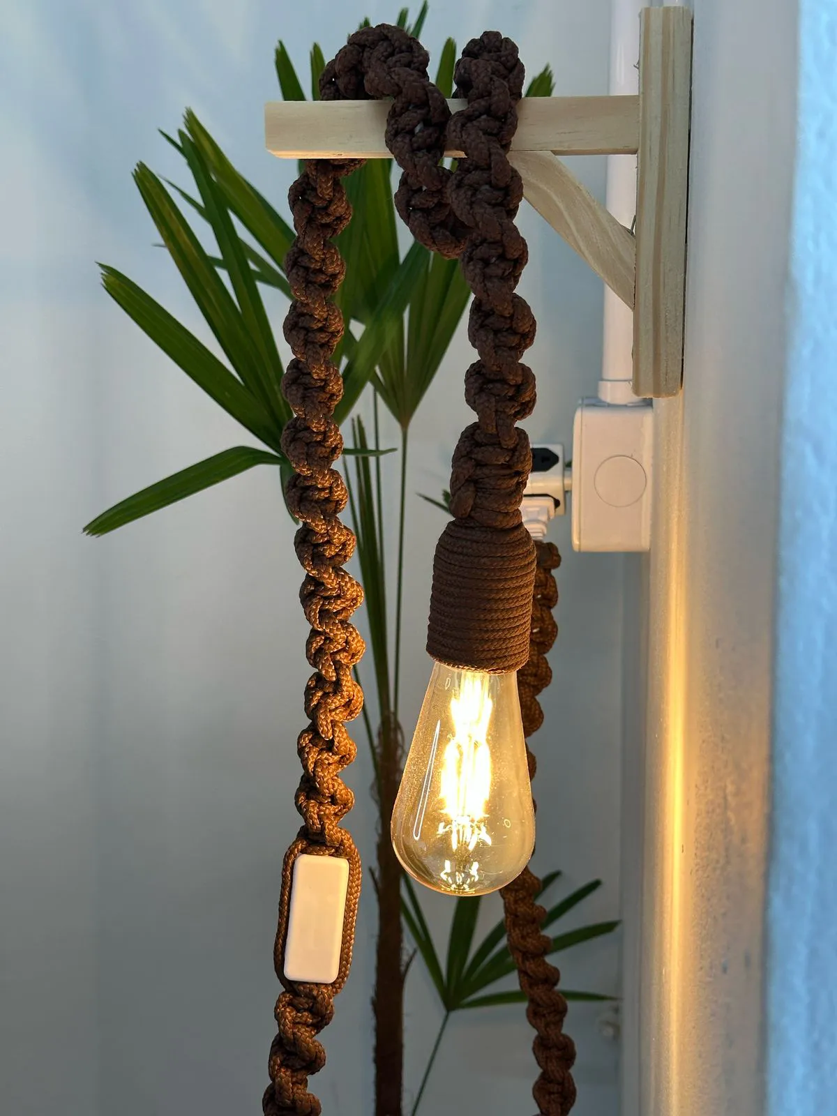 Luminária artesanal de macramê