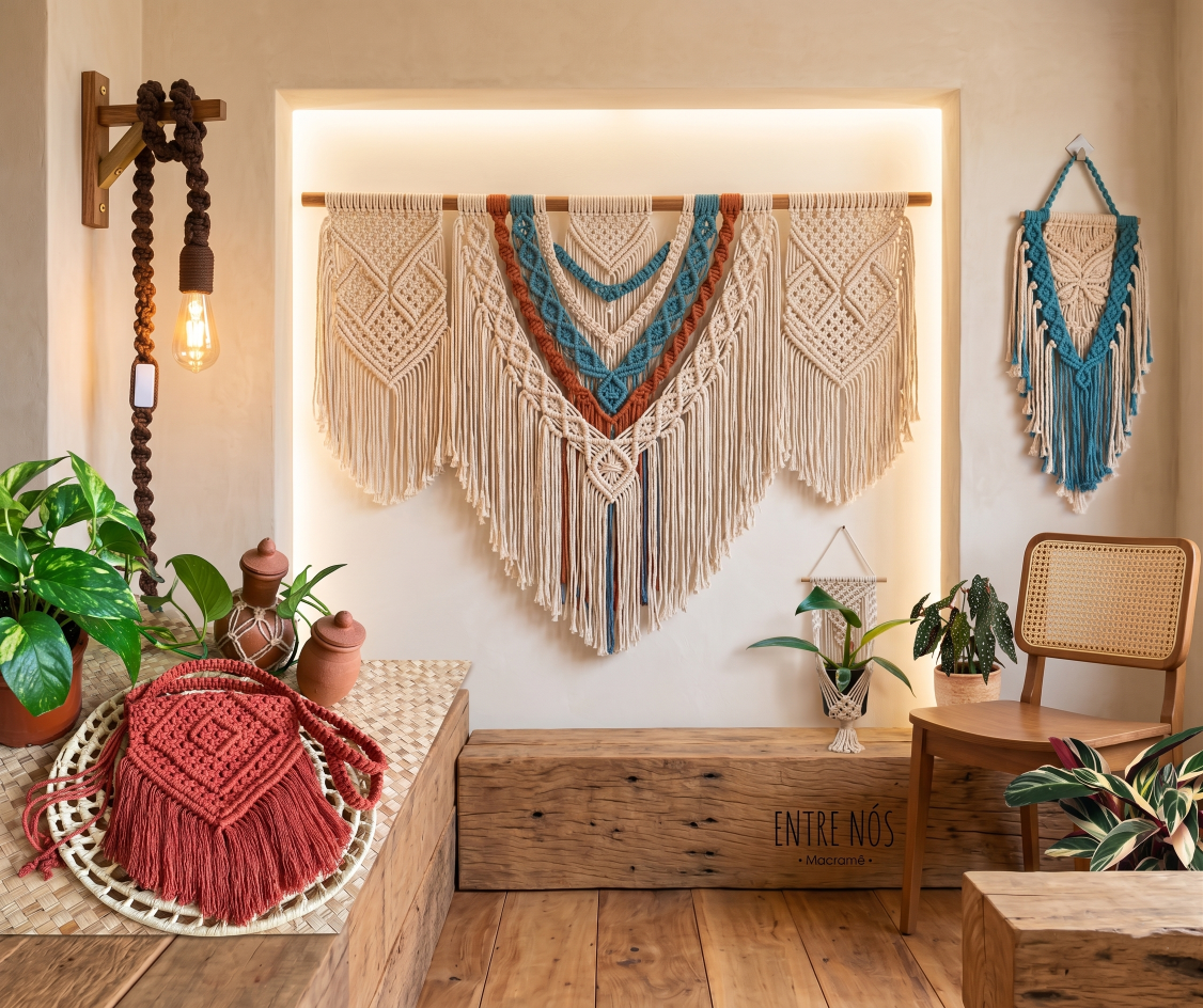 Showroom Entre Nós — painel de macramê na parede com plantas, luminária e bolsa
